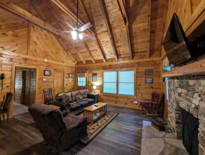 ER57 - Bear Haven - Great location! Close tothe action! cabin