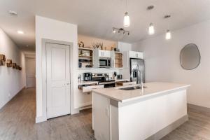 Stylish Condo facing Riverwalk with Free Parking Pet Friendly Centrally Located on the Riverwalk