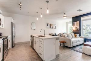 Stylish Condo facing Riverwalk with Free Parking Pet Friendly Centrally Located on the Riverwalk