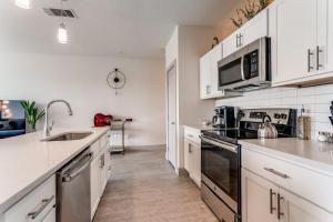 Stylish Condo facing Riverwalk with Free Parking Pet Friendly Centrally Located on the Riverwalk