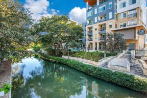 Stylish Condo facing Riverwalk with Free Parking Pet Friendly Centrally Located on the Riverwalk