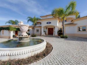 Luxury villa with gym, jacuzzi and swimming pool