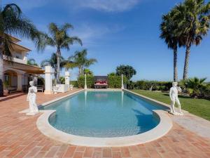 Luxury villa with gym, jacuzzi and swimming pool