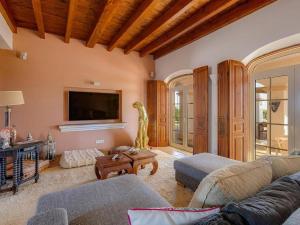 Luxury villa with gym, jacuzzi and swimming pool