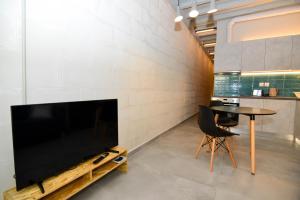 Athens industrial design apt 5 min from Metro
