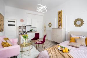 Pink Elephant 2x1BR Studio in historic Tenement House 1 km from Warsaw Central