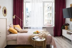 Pink Elephant 2x1BR Studio in historic Tenement House 1 km from Warsaw Central