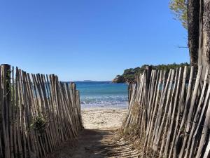 Villas Villa CORAIL privee et climatisee pour 10 personnes avec piscine et superbe vue mer et collines a La Londe-les-Maures : photos des chambres