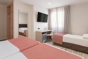 Triple Room room in Catalonia Hispalis