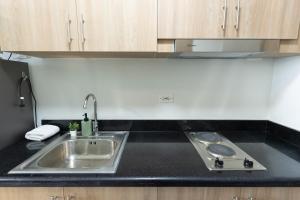 Concrete Palms near MOA w awesome view of Manila