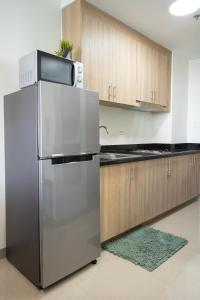 Concrete Palms near MOA w awesome view of Manila