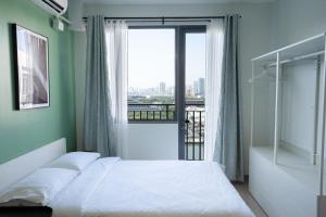 Concrete Palms near MOA w awesome view of Manila