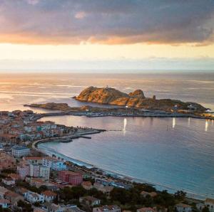 Casa Isulana-Standing-Hyper Centre