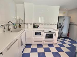 LUXURY ESCAPE - 3BR PENTHOUSE, Breathtaking Views, Pool, in the heart of Costa del Sol!