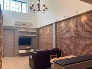 Entire guest house family friendly duplex in the city - Pom Prap