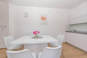 Villa Star 3. centrally located ap. with a pool 