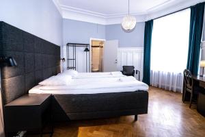 Double Room room in Queen's Hotel
