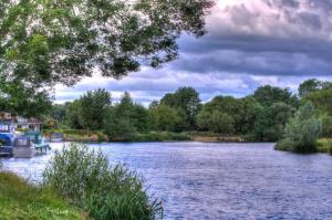 Spacious Apartment in Addlestone with Free Parking- Pass the Keys