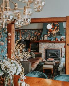 Vibrant Dual Retreat Vagabond s Rest Rose Gold Hideaway