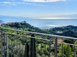 Luminosa mansarda con vista mare