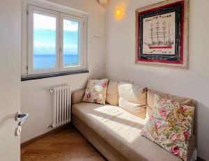 Luminosa mansarda con vista mare