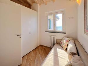 Luminosa mansarda con vista mare