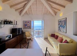 Luminosa mansarda con vista mare