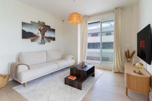 Modern 2-Bed Apartment with Huge Terrace