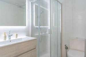 Modern 2-Bed Apartment with Huge Terrace