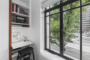 Spring on Collins An elegant Suite on Collins Street