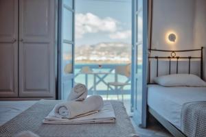 Triple Room with Sea View room in Hotel Mantalena