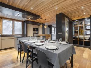 Luxueux Appartement 5* à La Clusaz, 4 Pièces, Balcon, Proche Pistes et Commerces - FR-1-304-176