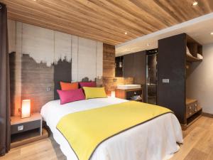 Luxueux Appartement 5* à La Clusaz, 4 Pièces, Balcon, Proche Pistes et Commerces - FR-1-304-176