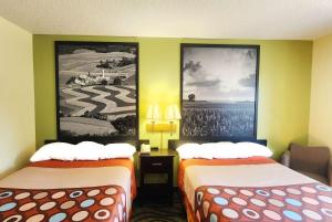 Super 8 by Wyndham Newton