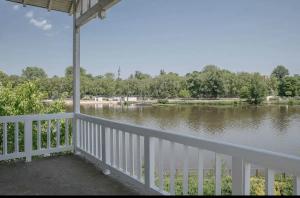 Maison sur l'eau avec jardin et piscine
