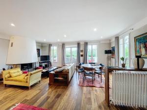 Maison sur leau avec jardin et piscine