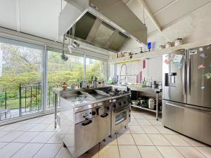 Maison sur leau avec jardin et piscine