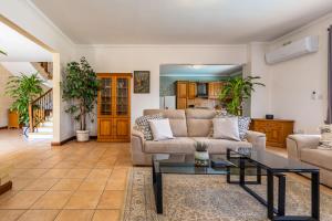 Tranquil Mansion - 3 Bed, Pool, BBQ & Gaming Room