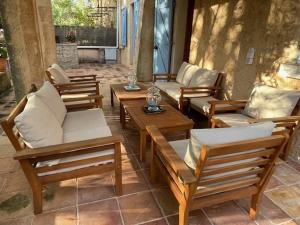 2 PIECES TERRASSE ET PISCINE PRIVATIVES DANS MAISON TRADITIONNELLE