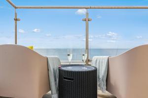 Airhosts Brightons Best Green Diamond Escape with Sea Views