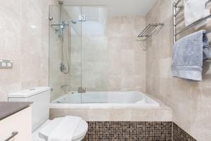 Stunning 3 Bedroom Terrace House in Vibrant Area