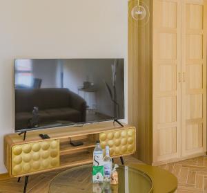 Casa Isulana-Standing-Hyper Centre