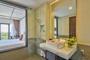 Phòng Deluxe 2 giường đơn với ban công (Deluxe Twin Room with Balcony)