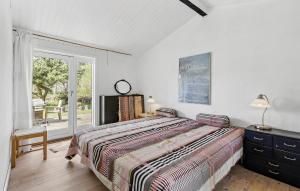 3 Bedroom Cozy Home In Fårevejle