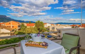 Awesome Apartment In Kastel Stari With Kitchen 