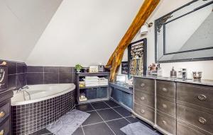 Maisons de vacances Stunning Home In Montagny-sainte-flici With Kitchen : photos des chambres
