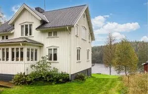 Nice Home In Ambjörnarp With Lake View - Svenljunga