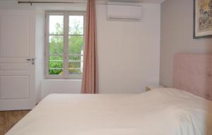 Maisons de vacances Lovely Home In Saint Robert With Kitchen : photos des chambres