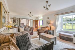 Polean Farm Old Farmhouse - With Large Jacuzzi, Games Room, Near the Sea and with Free Access to a Nearby Pool