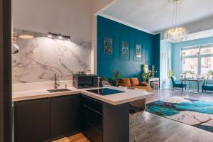 Art Deco Grand Apartment large livingroom area , fireplace next Hero Square and City Park